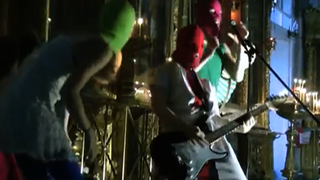 2012-0723_vo_pussy-riot-performance