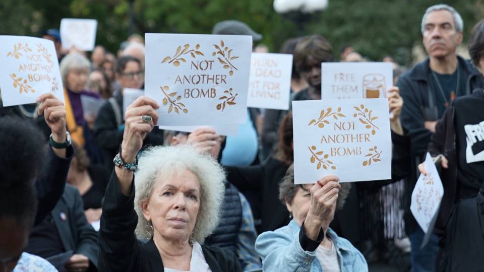 Cada vida es un universo”: activistas judíos lloran, rezan y exigen el fin del genocidio en Gaza durante una vigilia en el primer aniversario del 7 de octubre | Democracy Now!