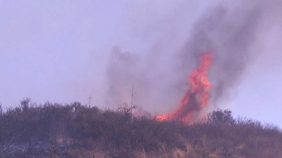 H1 california thousands evacuate fire ravaged winds 60 mph