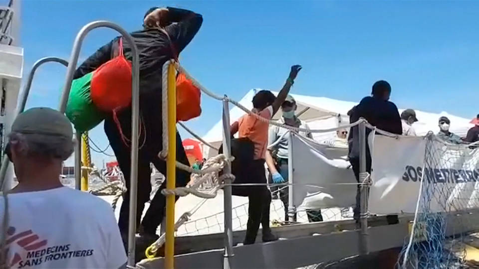 H7 refugees disembark spain