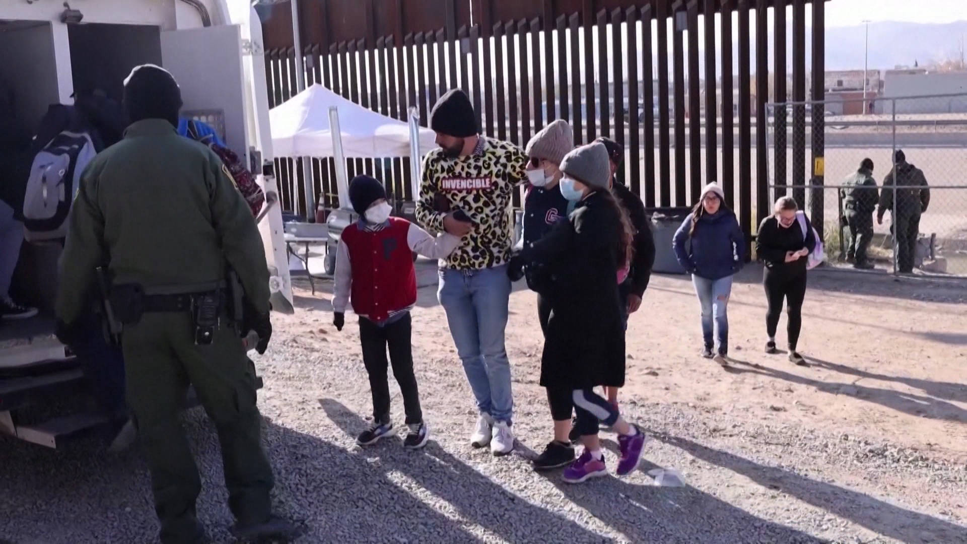 The US Supreme Court has temporarily blocked an order that would have ended the restrictions imposed on asylum seekers by Title 42 immigration policy