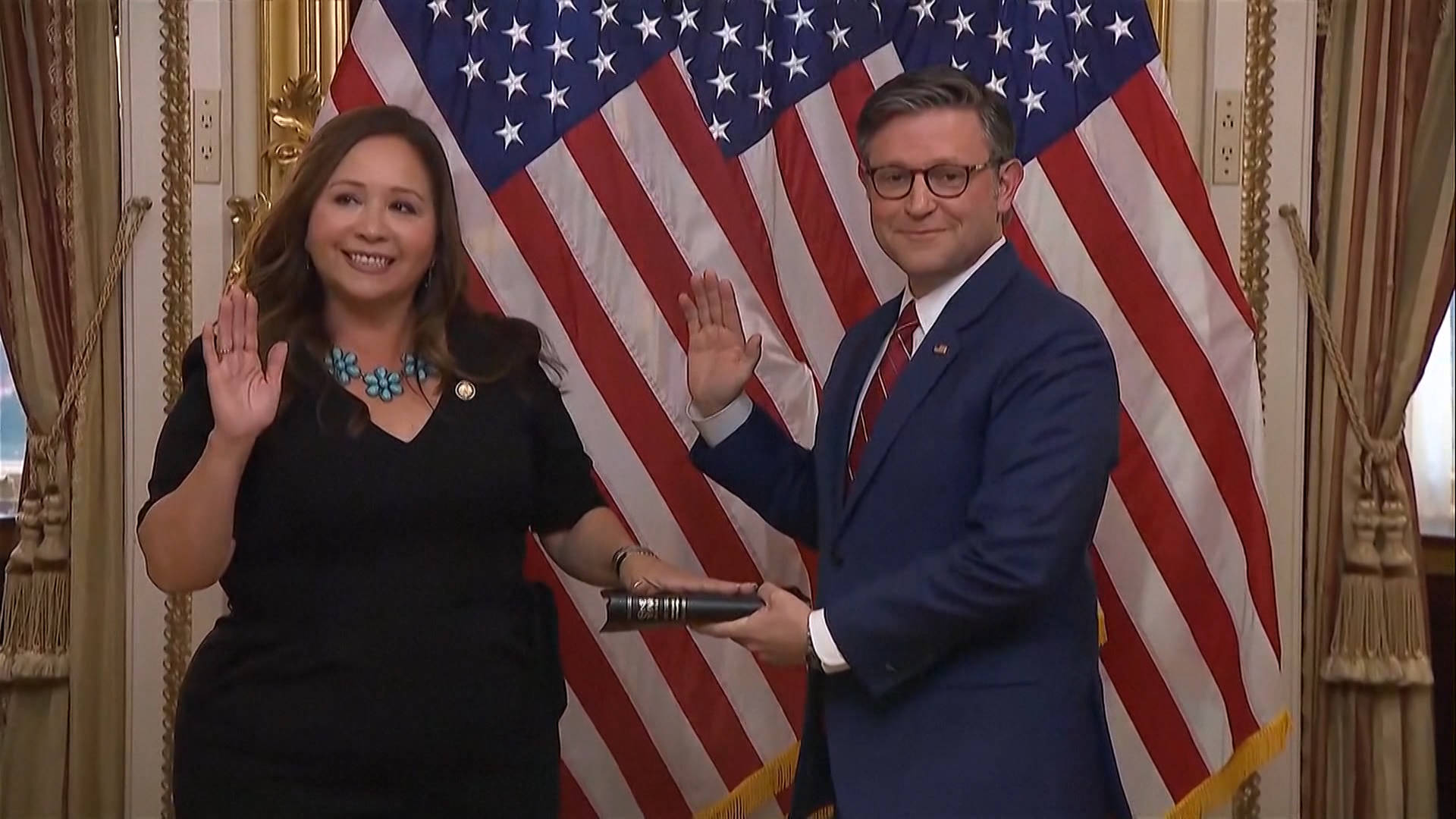 Sprecher Johnson vereidigt die Kongressabgeordnete Adelita Grijalva aus ...