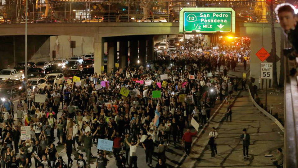 H01 thousands protest trump