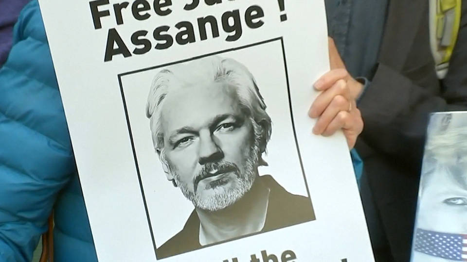 H8 julian assange extradition us wikileaks chelsea manning