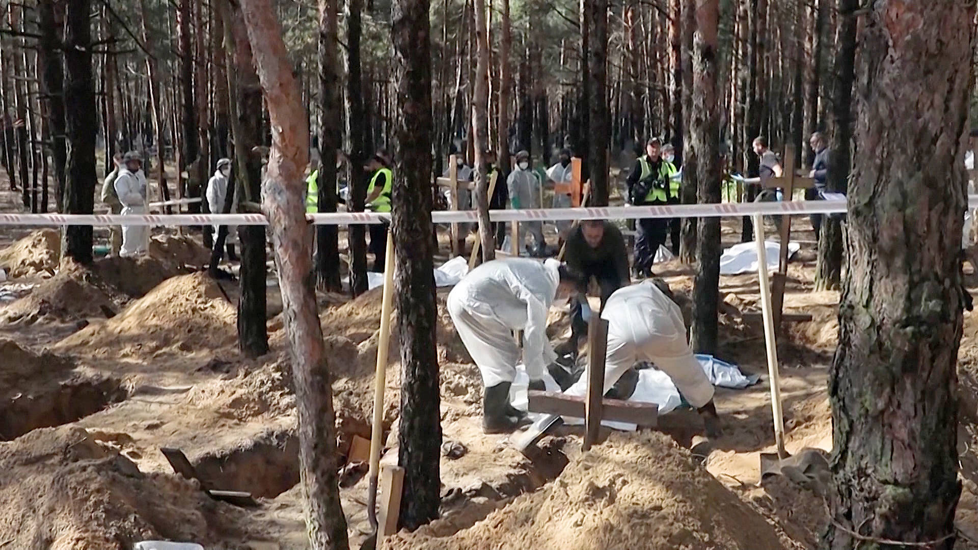 Ukraine Says Mass Grave in Territory Liberated from Russia Contains 400 Bodies