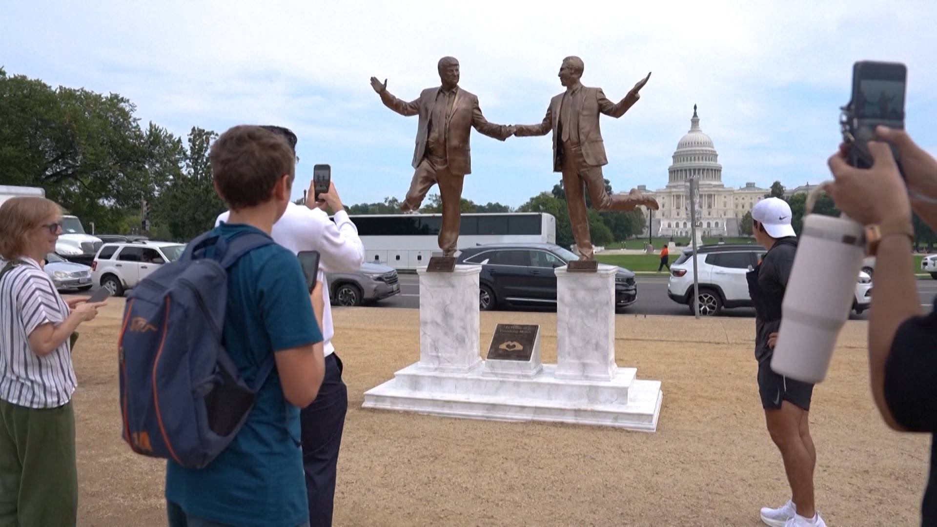 US-Parkpolizei entfernt Statue von Trump, der Hand in Hand mit Jeffrey ...
