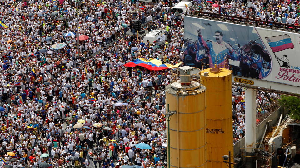 H11 venezuela crowd