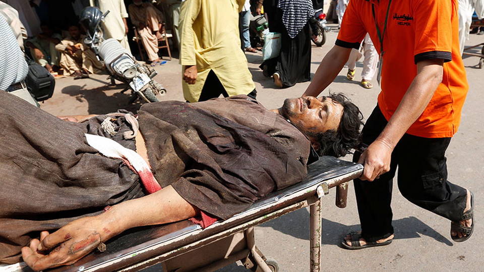 H05 pakistan oil tanker injured man