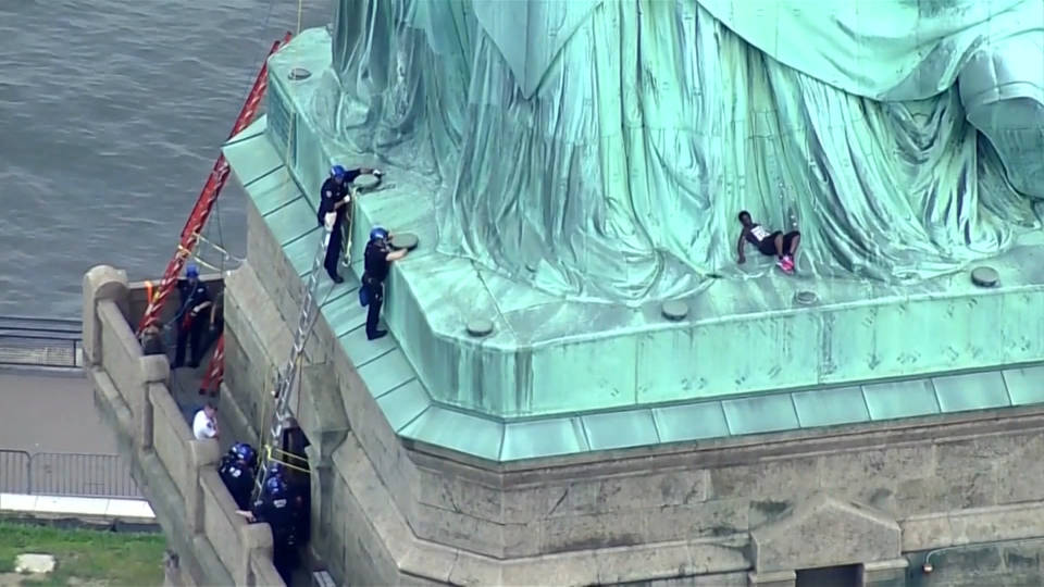 H5 statue of liberty protest