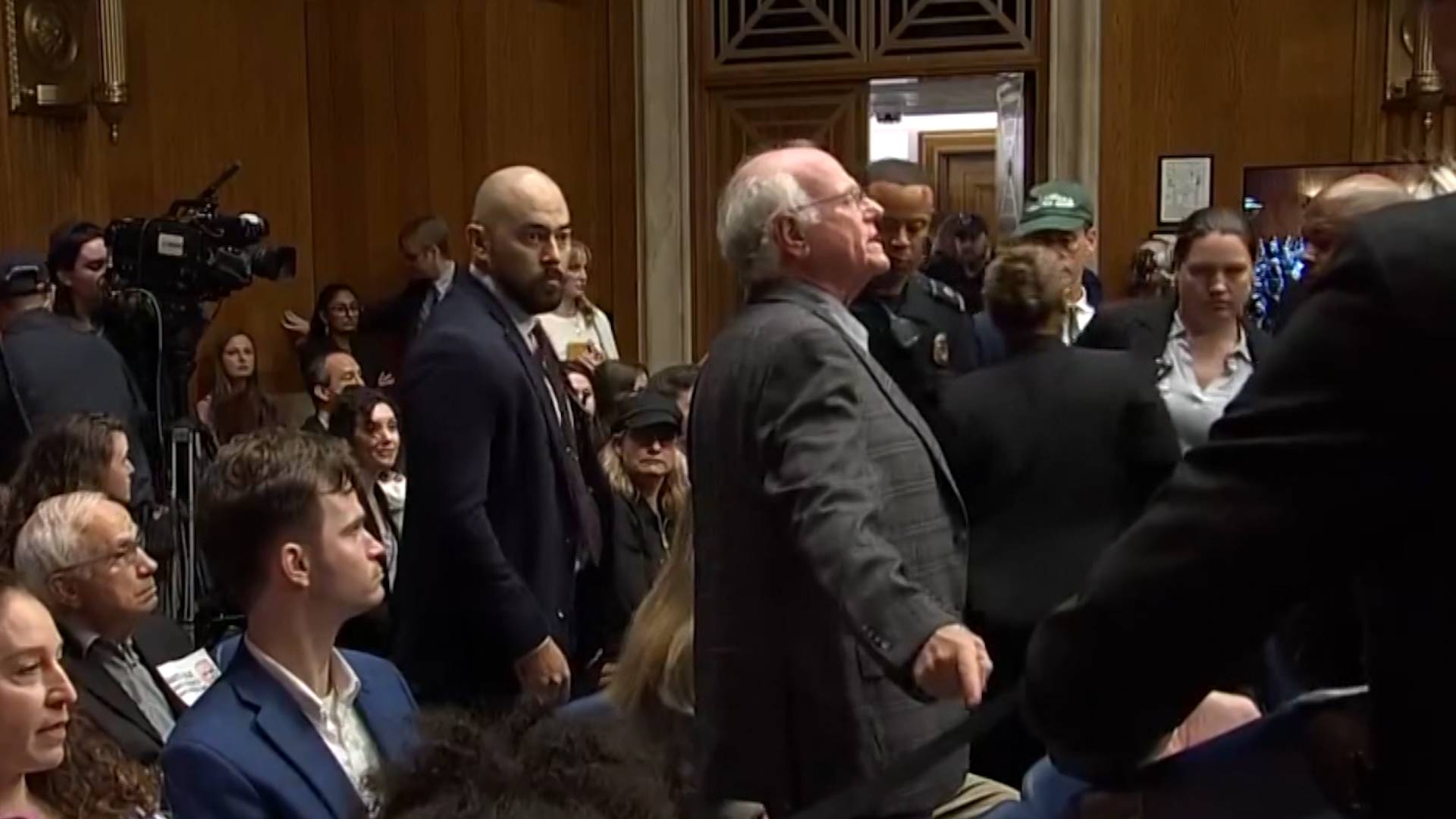 Demonstranten stören Senatsanhörung von RFK Jr. gegen Medicaid-Kürzungen