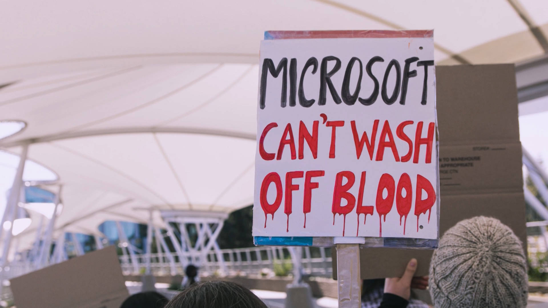 Microsoft entlässt zwei Mitarbeiter, die gegen den Einsatz von KI durch ...