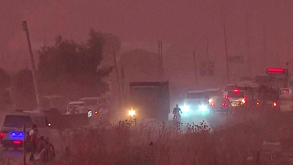 H1 northern syria civilians flee turkey military kurdish border