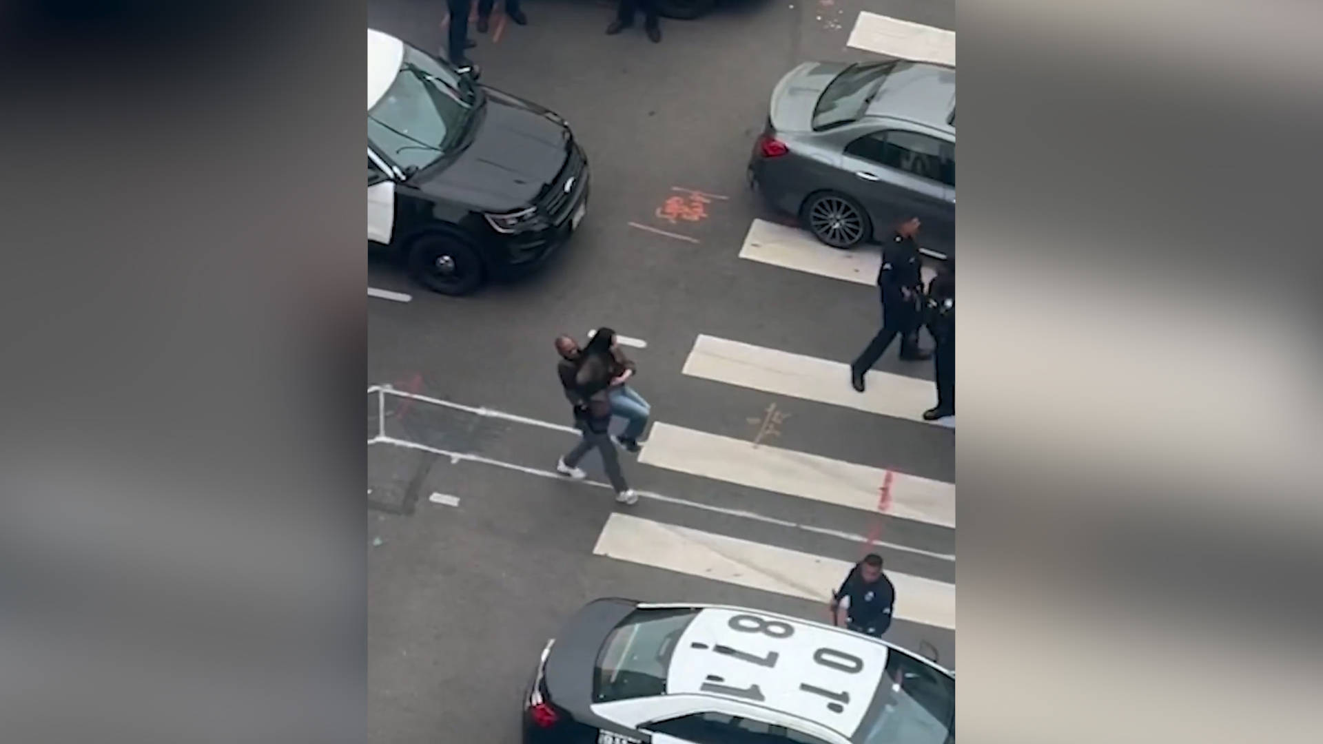 Maskierte ICE-Agenten verhaften die in L.A. lebende US-Bürgerin Andrea ...
