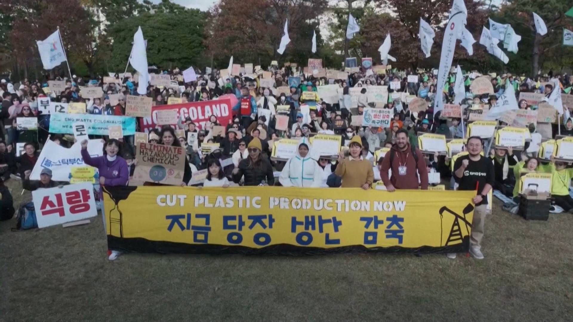 Unas 1.500 personas marchan en Corea del Sur en el inicio de las negociaciones por un tratado mundial contra la contaminación por plásticos | Democracy Now!
