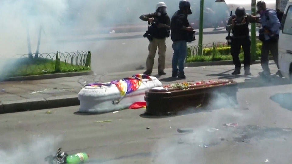 H4 bolivia soldiers tear gas funeral procession slain protestors la paz evo morales el alto