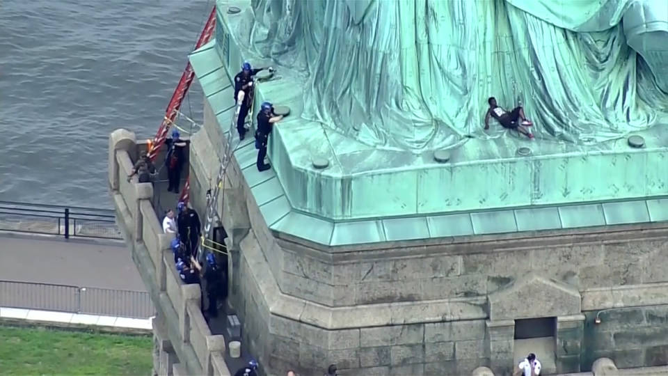 H6 statue of liberty protest