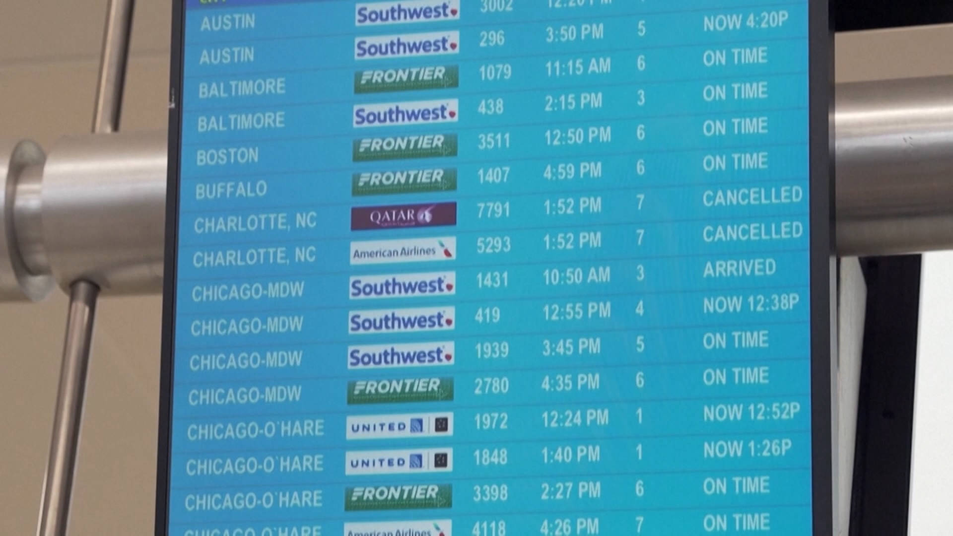 Zehntausende Reisende landesweit von Flugausfällen betroffen