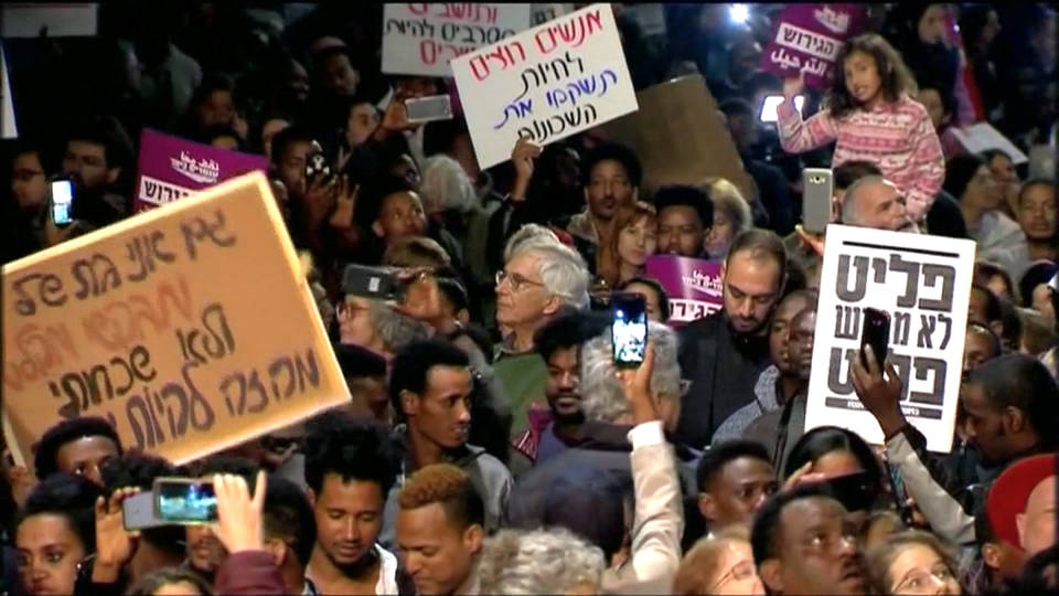 H12 israelis protest against deportations