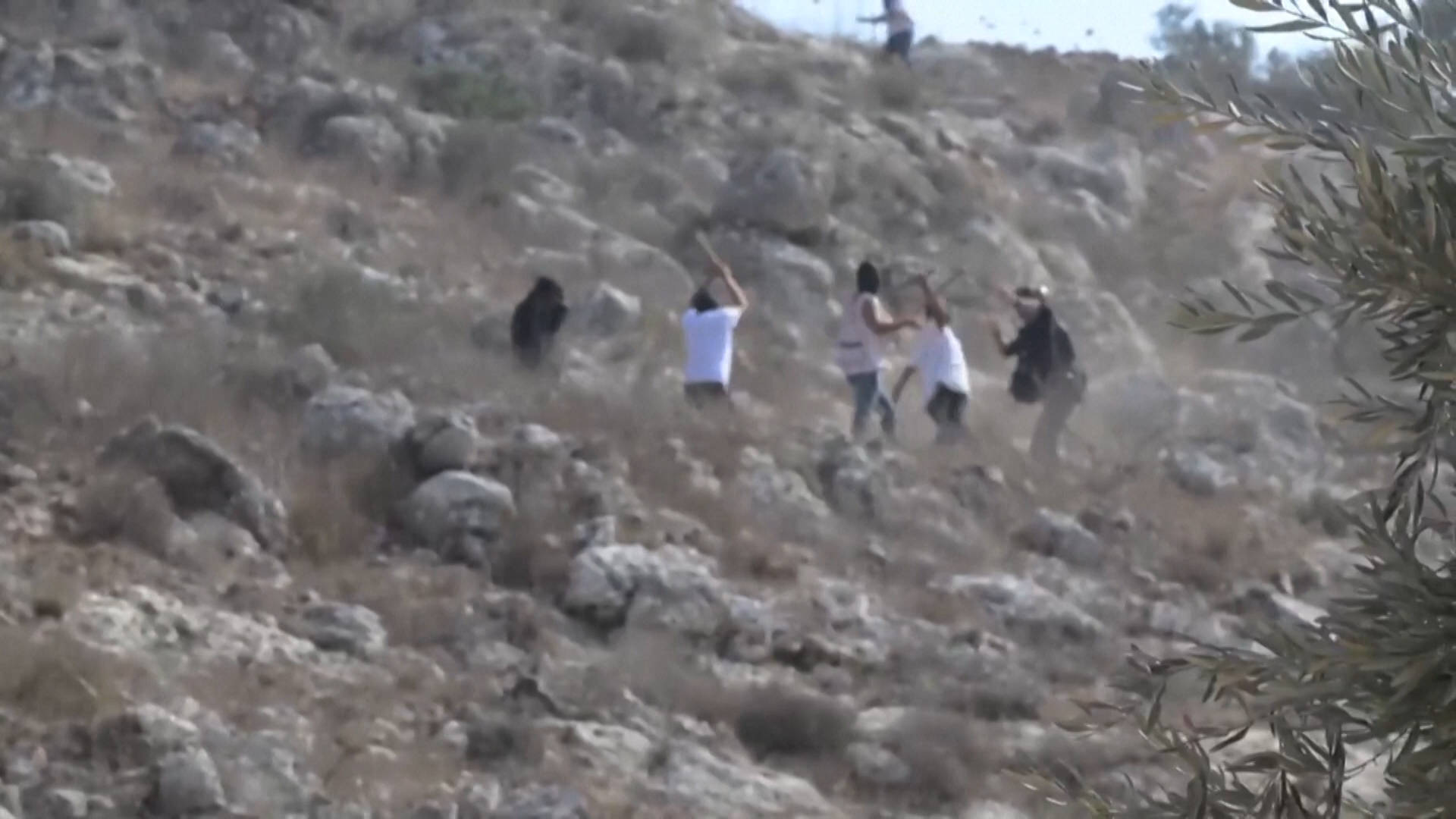 Israelische Siedler greifen palästinensische Dorfbewohner ...