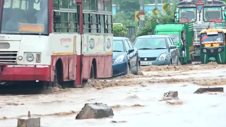 H2 india floods kill hundreds
