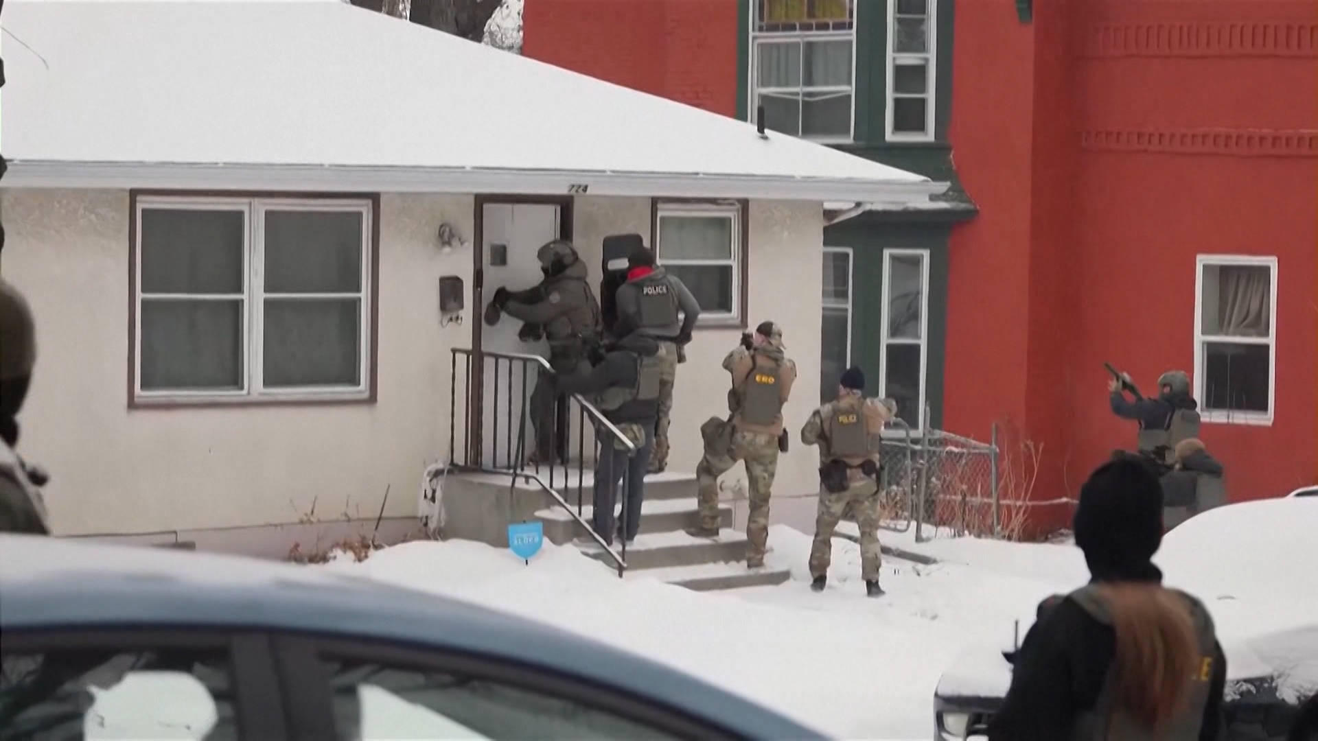 ICE beansprucht Recht auf gewaltsames Eindringen in Wohnungen ohne ...