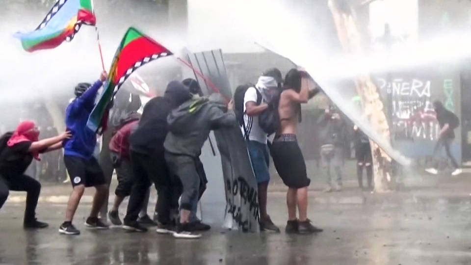 H7 chile tens thousands march demanding changes constitution santiago reforms pinochet pinera