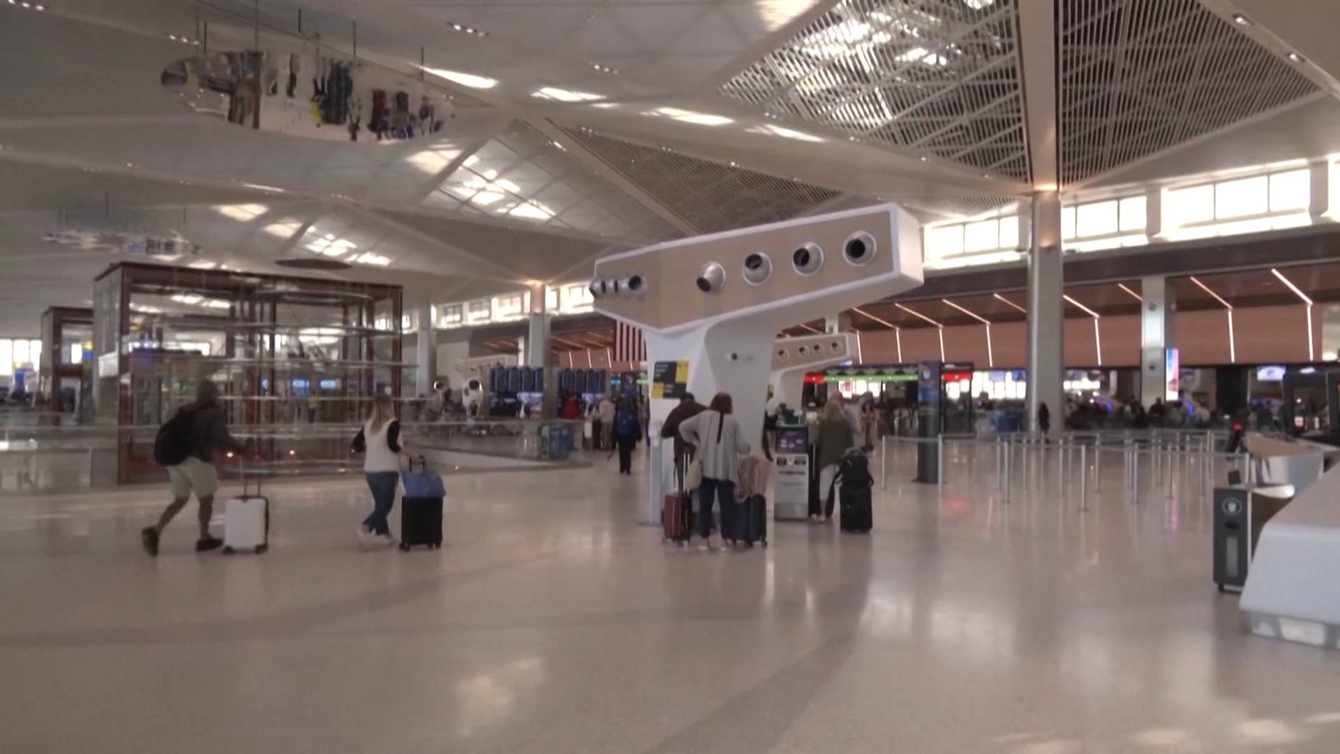 Chaos am Flughafen Newark verschärft sich nach zwei weiteren Ausfällen der ...