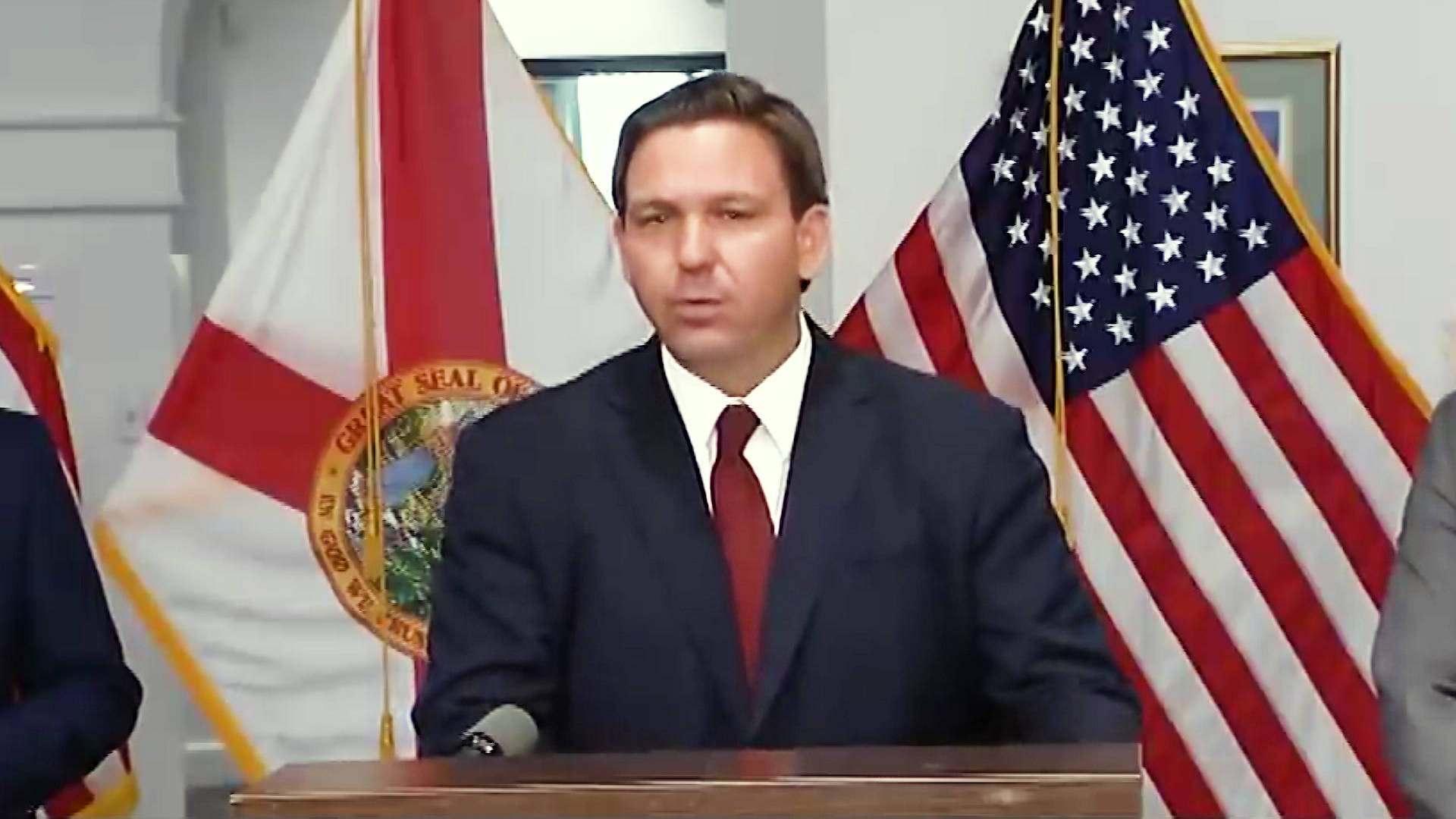 El gobernador de Florida Ron DeSantis prohíbe el uso obligatorio de  mascarillas y culpa a los inmigrantes y a Biden por el aumento récord de  los casos en el estado | Democracy Now!