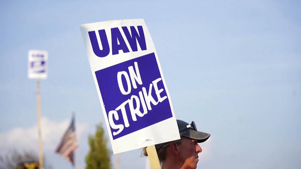 H8 uaw dies picket line struck by car spring hill general motors roy mccombs