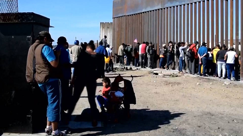 H17 migrants at wall