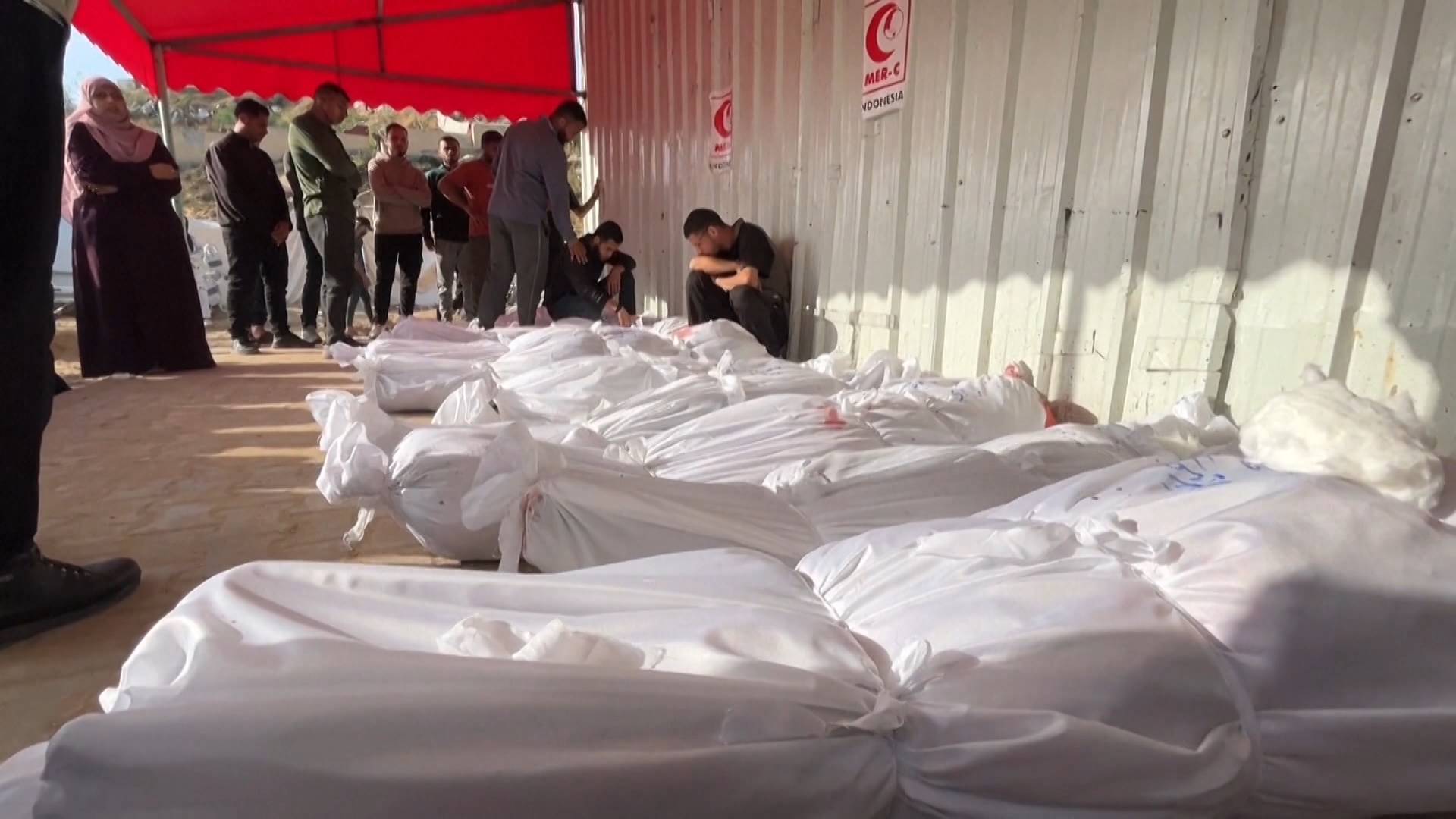 Israel tötet Dutzende Palästinenser bei Angriffen auf Häuser und ...