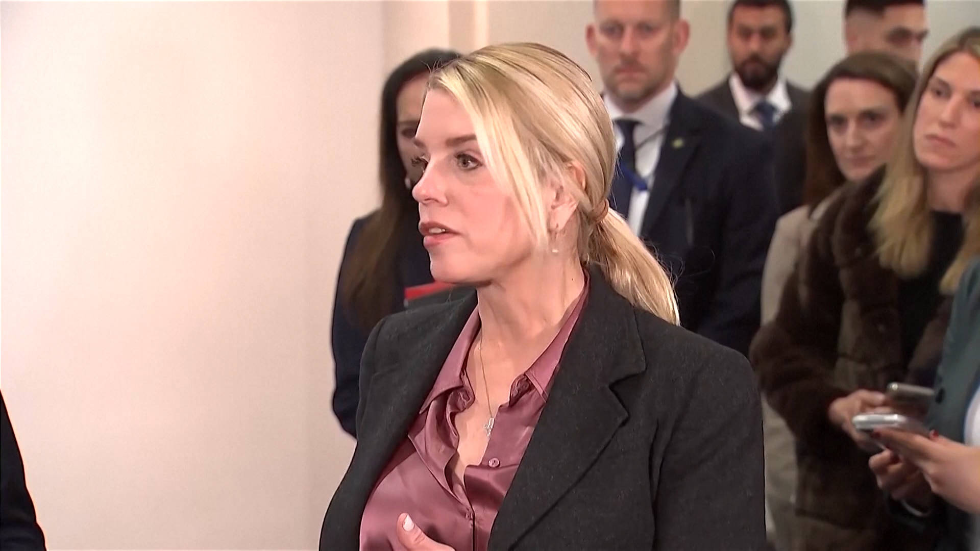 Das US-Justizministerium (DOJ) gibt bekannt, dass die ehemalige ...