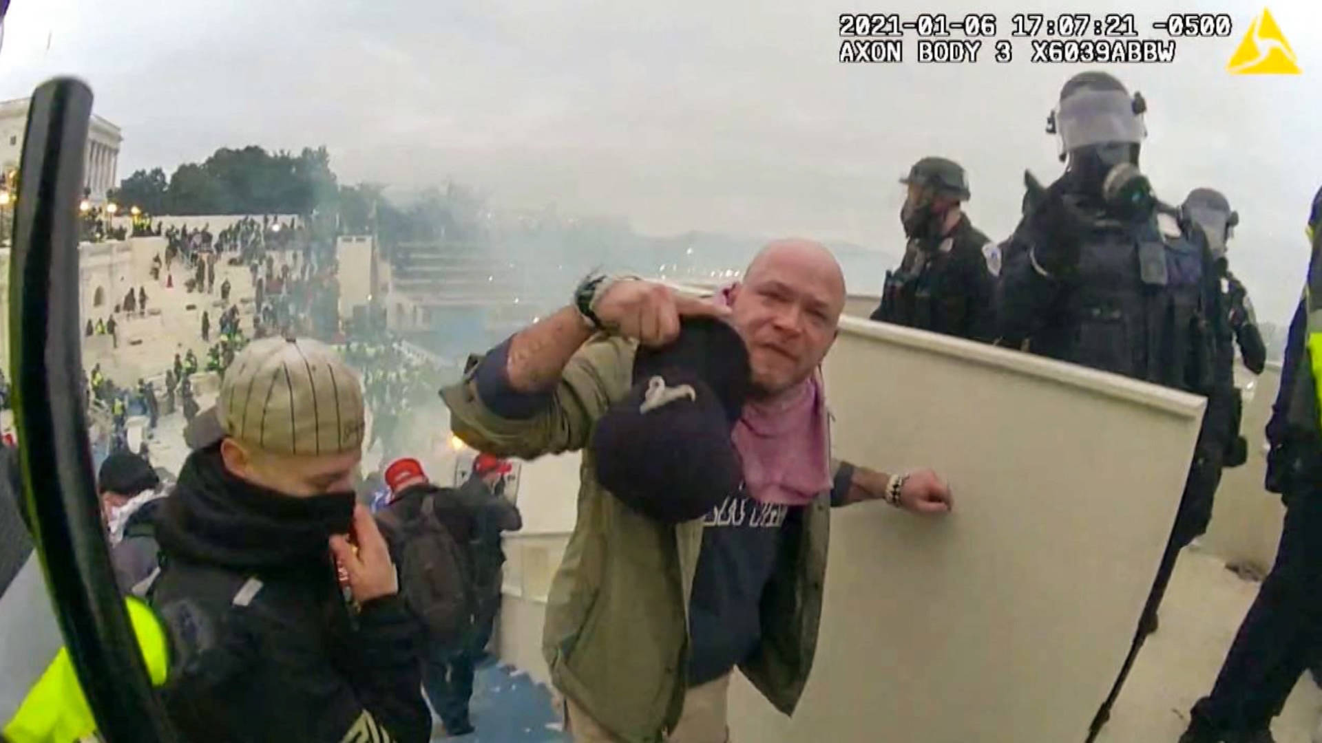 Arrestan por abuso sexual infantil a un insurrecto del 6 de enero de 2021 indultado por Trump – Democracy Now!