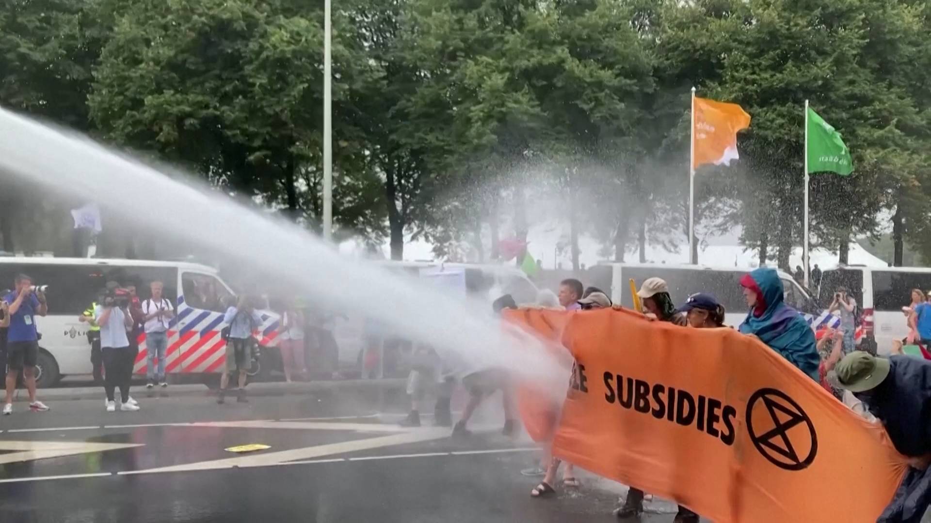 Nederlandse klimaatactivisten blokkeren al twintig dagen een belangrijke snelweg