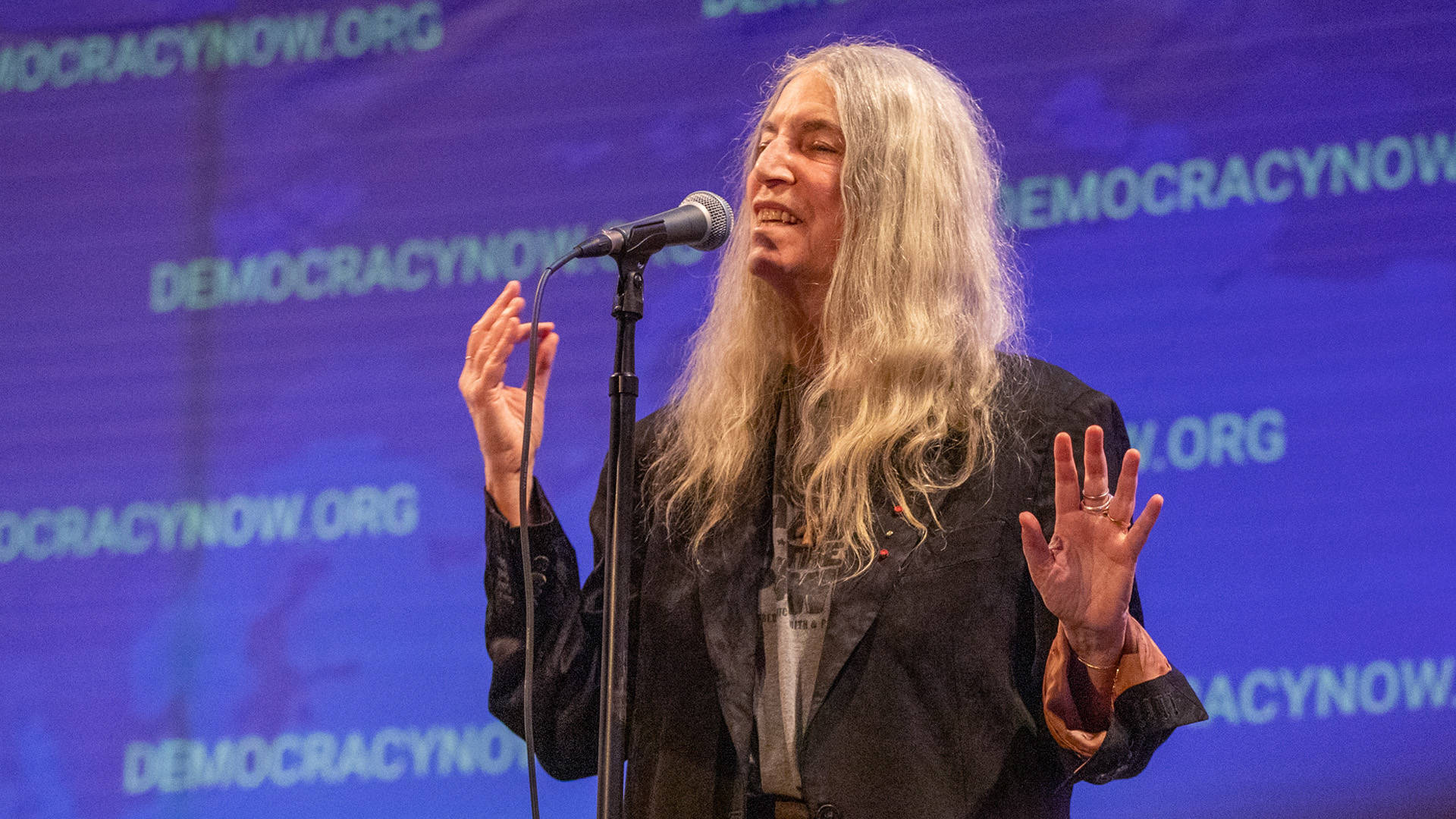 Patti Smith erinnert sich an Rachel Corrie und singt „Peaceable Kingdom“ ...