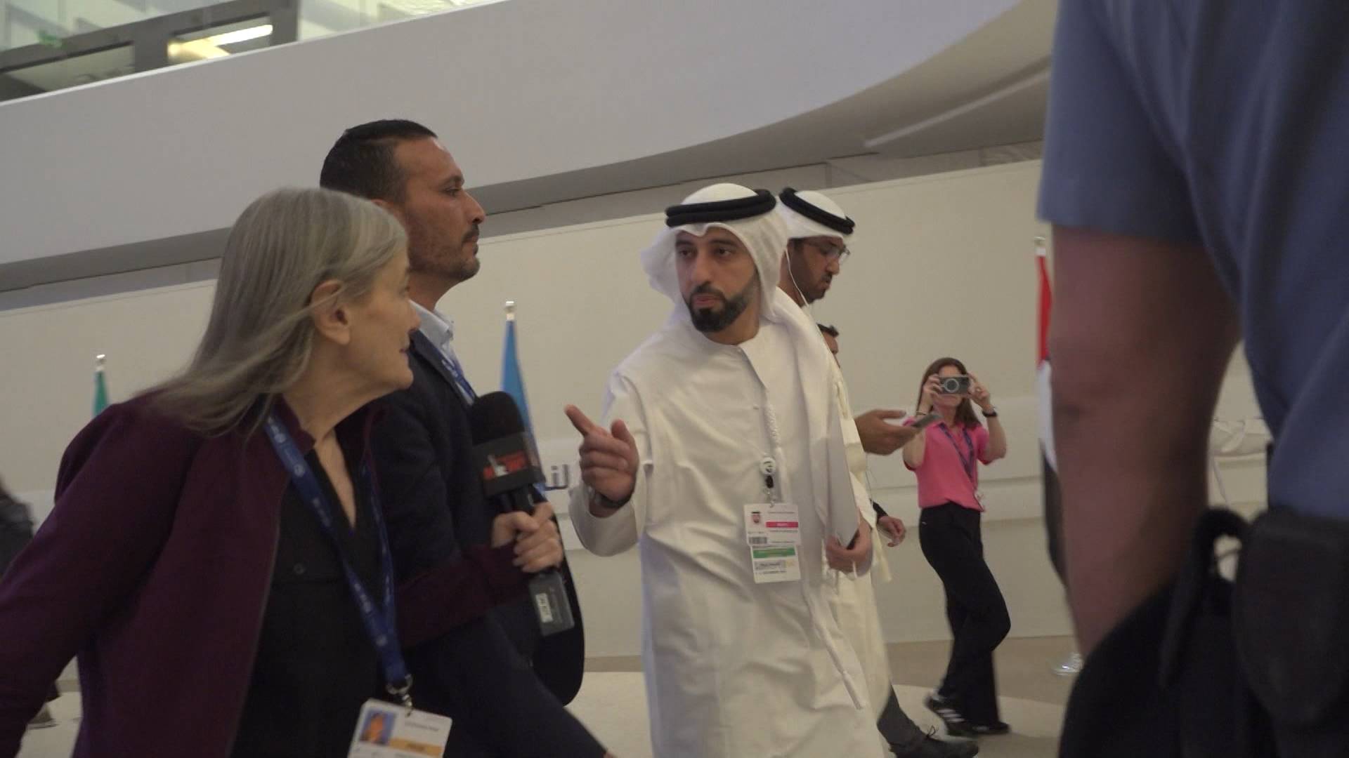 Konference OSN o změně klimatu (COP28): Amy Goodman se pokouší vyslechnout generálního ředitele Emirates Oil, když předsedá klimatickým rozhovorům OSN v Dubaji