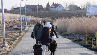Seg2 ukrainians fleeing to poland